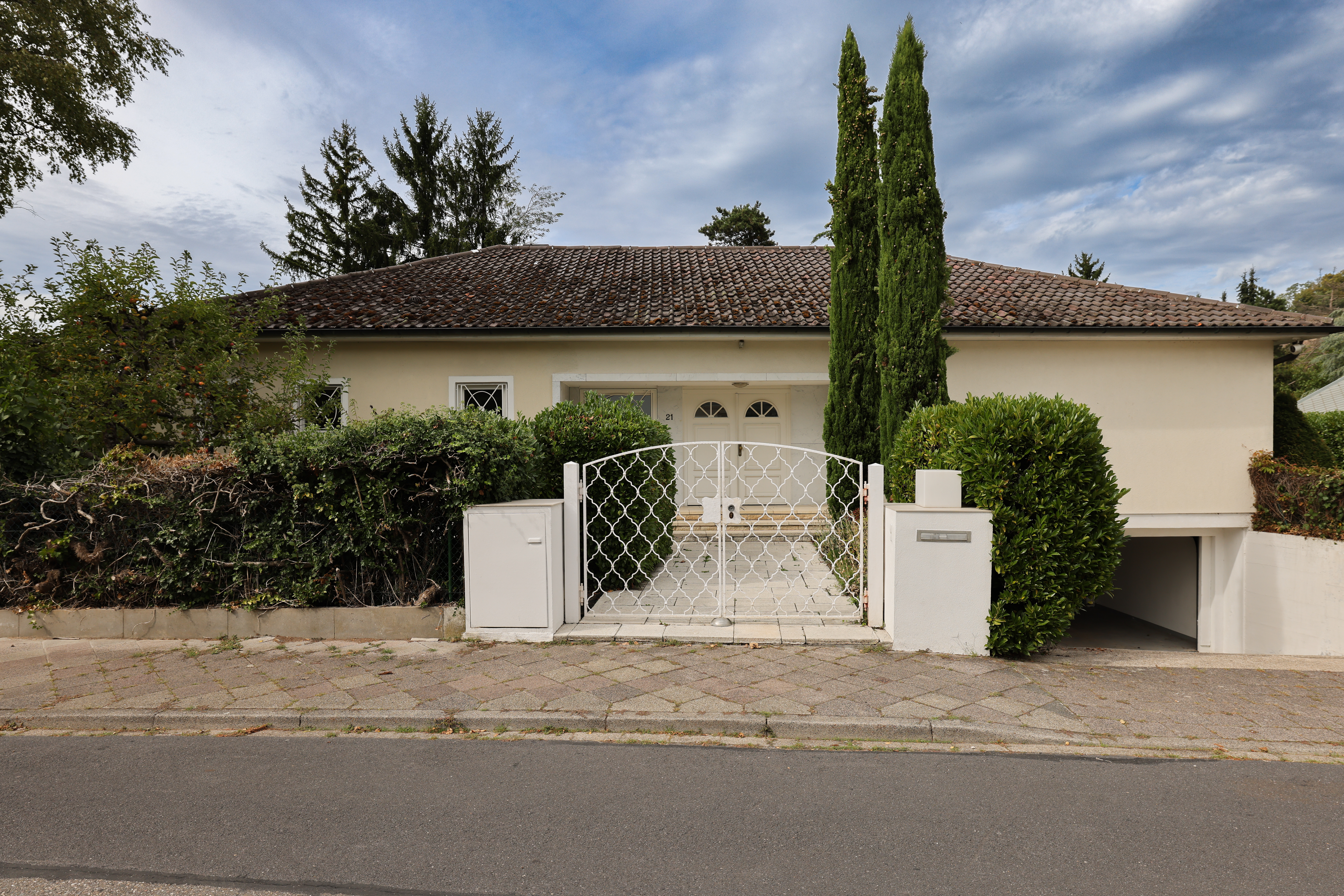 Exklusive Villa auf traumhaftem Eckgrundstück in bester Lage von Karlsruhe-Durlach – Frontansicht Haus | Rhein & Reben Immobilien Frontansicht Haus